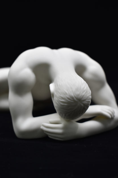 Yatan Erkek Figürü | Modern Dekoratif Body Biblo 21,5 cm
