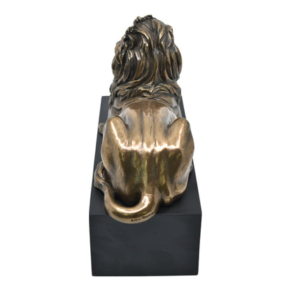 Veronese Design Kaide Üzerinde Uzanan Aslan Dekoratif Biblo 22 cm