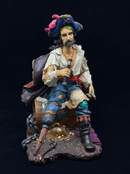 Erkek Korsan Dekoratif Heykel | Oturan Korsan Kaptan Koleksiyon Figürü 24 cm