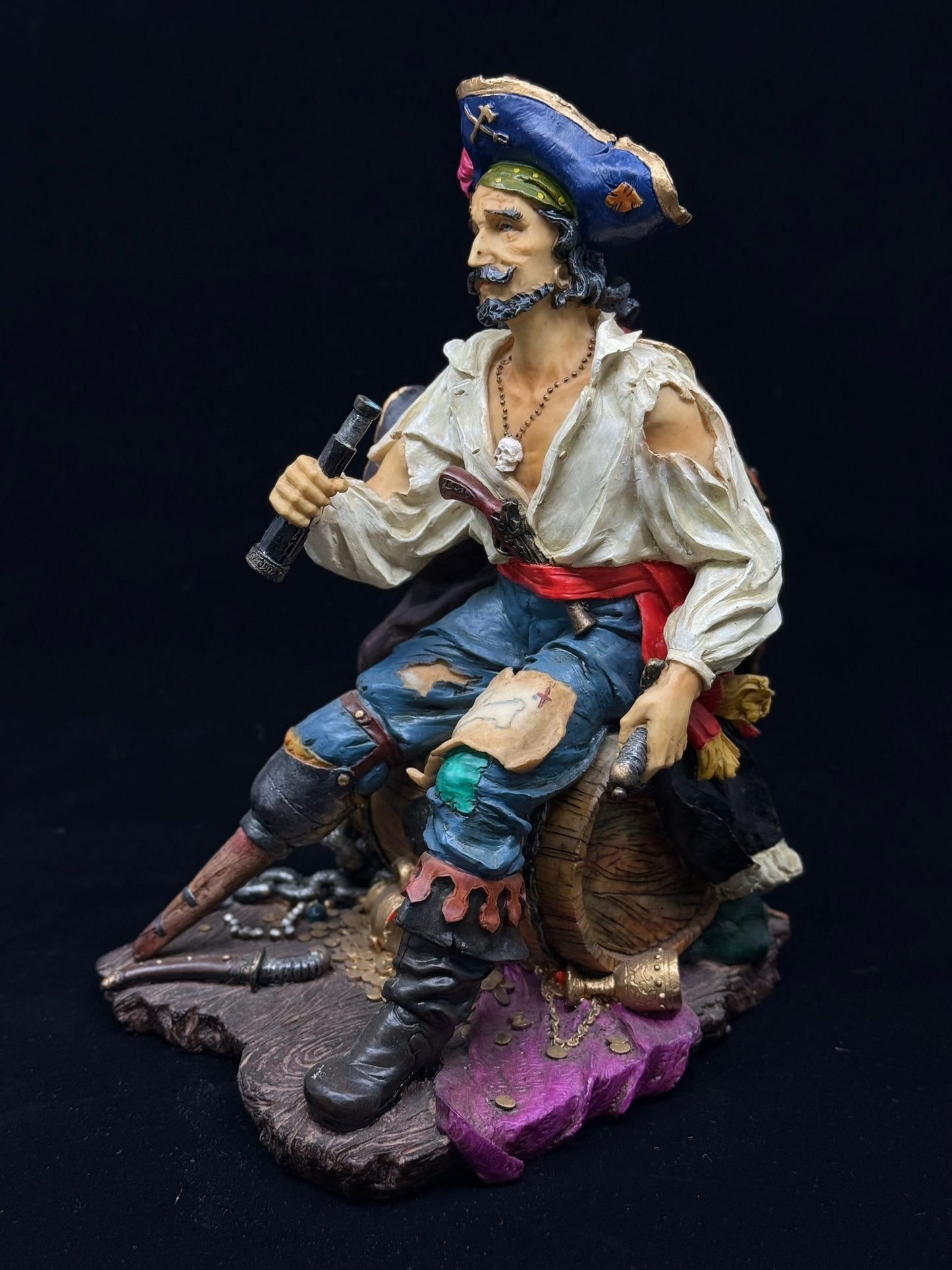 Erkek Korsan Dekoratif Heykel | Oturan Korsan Kaptan Koleksiyon Figürü 24 cm