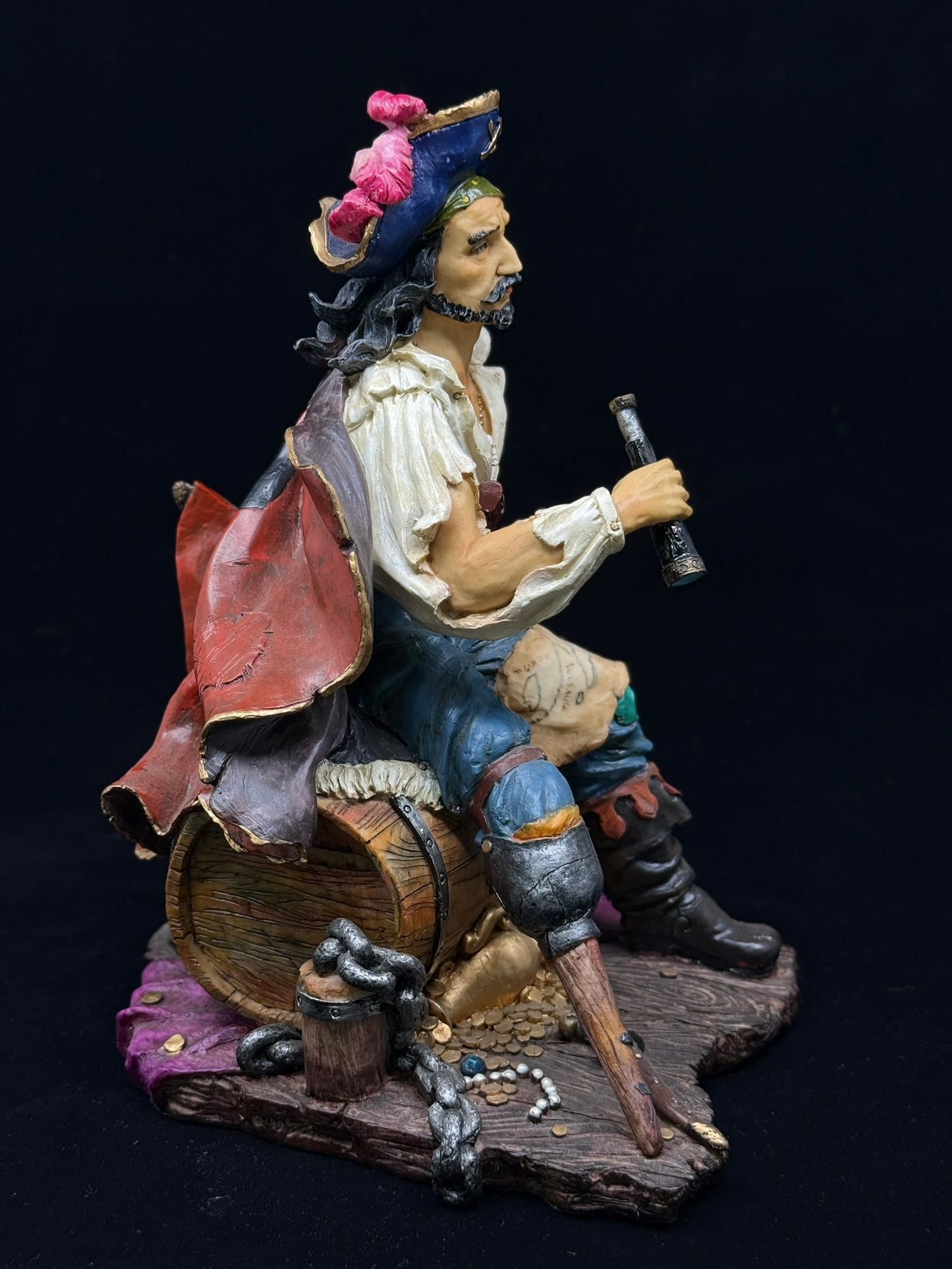 Erkek Korsan Dekoratif Heykel | Oturan Korsan Kaptan Koleksiyon Figürü 24 cm