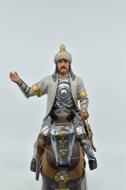 Veronese Design Sultan Alparslan Renkli Biblo – Atlı Selçuklu Hükümdarı Dekoratif Heykel 30 cm