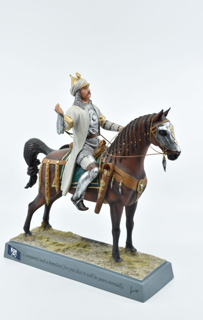 Veronese Design Sultan Alparslan Renkli Biblo – Atlı Selçuklu Hükümdarı Dekoratif Heykel 30 cm