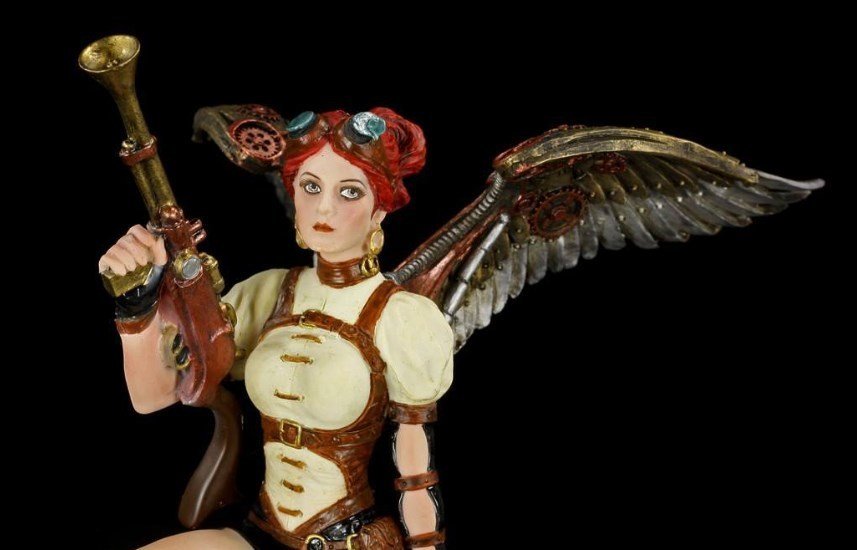 Pervane Motorunda Oturan Kadın Savaşçı Biblo Cold Cast Resin El Boyaması 21 cm