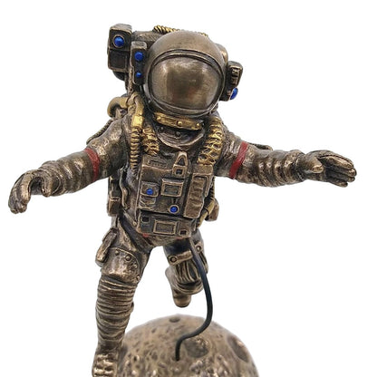 Uçan Astronot Dekoratif Biblo Cold Cast Resin El Boyaması 15,5 cm