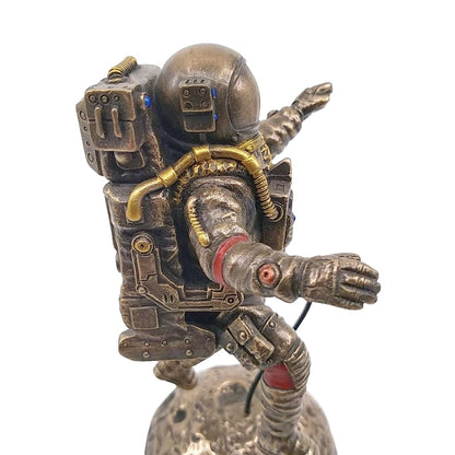 Uçan Astronot Dekoratif Biblo Cold Cast Resin El Boyaması 15,5 cm