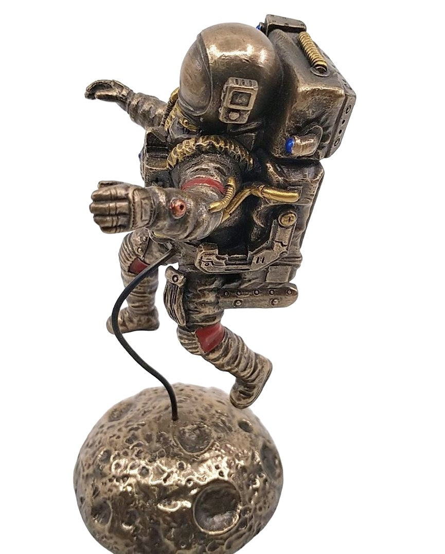 Uçan Astronot Dekoratif Biblo Cold Cast Resin El Boyaması 15,5 cm