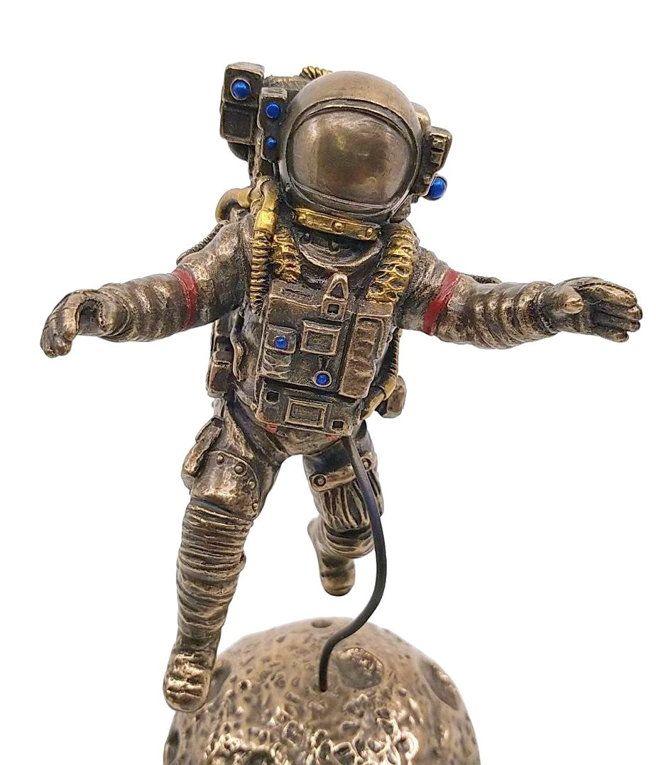 Uçan Astronot Dekoratif Biblo Cold Cast Resin El Boyaması 15,5 cm